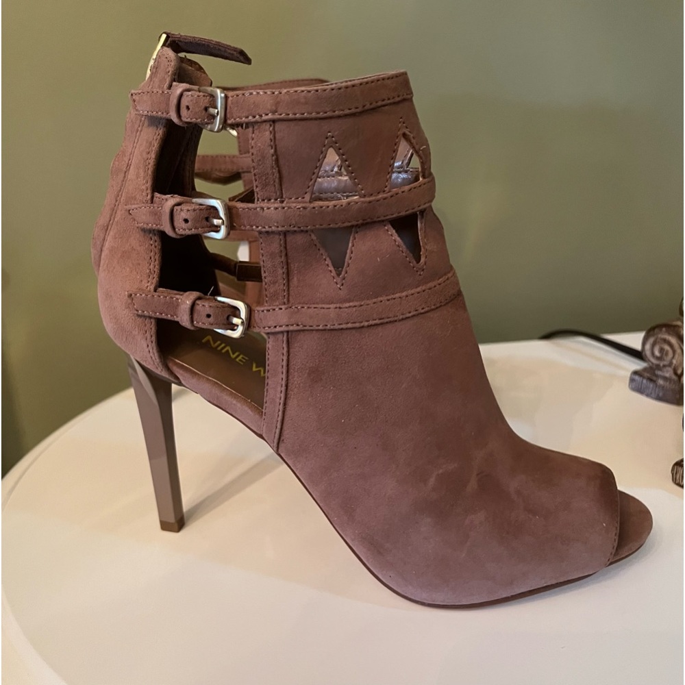 Nine West Shoes size 7 new never worn.